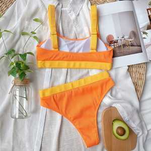 Conjunto de Bikini Acanalado Naranja para Mujer con Ribete Amarillo en Contraste, Braguita de Cintura Alta y Top Bandeau con Escote Redondo, Spandex y Poliéster - Product Image 4