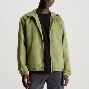 Chaqueta cortavientos para hombre con capucha, ligera, resistente al agua, para correr, senderismo, entrenamiento y actividades al aire libre. - Product Image 3
