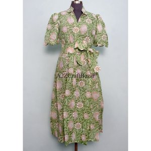 Robe midi florale Kangura pour femme, 100 % coton écologique, style Kangura, col en V, manches courtes, boutons décoratifs, lavable. - Product Image 1