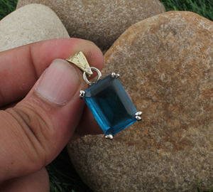 จี้ทรงสี่เหลี่ยมผืนผ้าพลอยโทแพซสีน้ำเงินลอนดอนธรรมชาติแบบวินเทจ เงินแท้ 925 ชุบแพลตตินัม ทรงเหลี่ยมมรกต สำหรับสร้อยคอพลอยโทแพซสีน้ำเงิน - Product Image 2