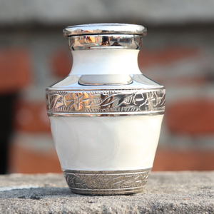 Urne funéraire pour enfant de haute qualité HHO, petite taille, en métal, écologique, personnalisable, design de monument funéraire, excellent rapport qualité-prix - Product Image 1