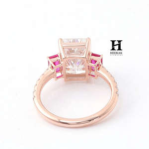 Anillo de Compromiso de Lujo con Diamante Cultivado en Laboratorio de Corte Radiante de 3 Quilates, Oro Rosa de 14K, Anillo de Tres Piedras con Diamantes Laterales Radiantes Rosados y Banda Pavé - Product Image 4