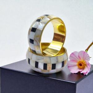 Brazalete de Madreperla con Diseño de Tablero de Ajedrez, Hecho a Mano con Incrustaciones de Concha y Detalles Negros, Tono Dorado Ancho, Estilo Boho - Product Image 4