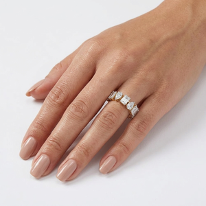 Anillo de Compromiso con Diamante Cultivado en Laboratorio de 2.00 Quilates, Claridad VS1, Color F, Corte Esmeralda y Forma de Pera, Certificado IGI, Oro Amarillo de 18k para Mujer - Product Image 4
