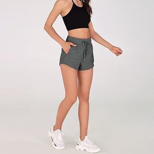 Shorts en tissu éponge de coton biologique pour femmes, fermeture à cordon, taille moyenne, streetwear, durable - Product Image 4