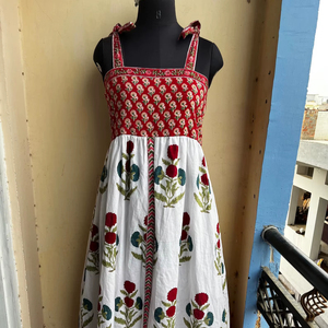 Vestido largo maxi de algodón rojo con estampado floral, tirantes ajustables, cuello cuadrado y borlas, estilo indio. - Product Image 1
