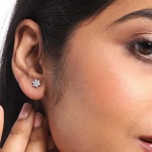 Boucles d'oreilles clous fleur en diamant de laboratoire taille ronde, or massif 14 carats, bijoux minimalistes pour usage quotidien pour femme, boucles d'oreilles clous en diamant en grappe - Product Image 5