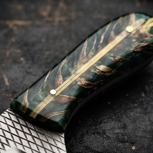 Couteau Skinner à lame fixe gravé, manche en résine vert-or, broche en laiton, pleine tige, pour la chasse et l'EDC, avec étui, vente en gros B2B OEM - Product Image 2