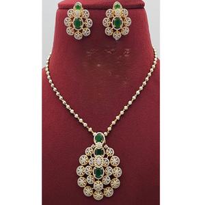 Ensemble collier pendentif en laiton plaqué or avec zircon et boucles d'oreilles à maillons, tendance et élégant, pour femme, idéal pour les occasions de mariage - Product Image 1