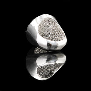 Bague de roi en moissanite polie miroir plaquée argent, DEF 0,5 carat, sertissage à griffes, style de luxe - Product Image 3