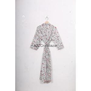 Camiseta de Mujer Hecha a Mano, 100% Algodón, Tejida, con Estampado Floral, Cuello en V, Cierre con Cordón, Manga Tres Cuartos, Transpirable - Product Image 1