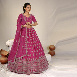 Lehenga Choli de Seda Brillante con Falda Adornada con Hilo Intrincado, Blusa Coordinada y Dupatta Transparente – Ideal para Bodas, Diwali y Graduaciones - Product Image 2