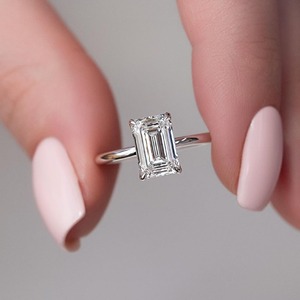 Élégante bague de fiançailles solitaire en moissanite taille émeraude 3 carats en or jaune 14 carats, avec 4 griffes et bande cathédrale de 2 mm, bague de mariée - Product Image 2
