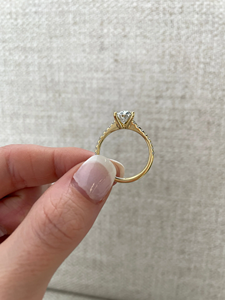 แหวนหมั้นเพชรทรงกลมทอง 14k ประดับเพชรด้านข้างสไตล์คลาสสิก - Product Image 2