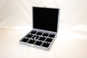 กล่องเก็บสร้อยคอพิมพ์ลายญี่ปุ่นทรงสี่เหลี่ยมสิบสองช่อง มุมโค้งมน โครงสร้างกระดาษกำมะหยี่แบบกำหนดเอง ขนาด 243x213x50 มม. - Product Image 6