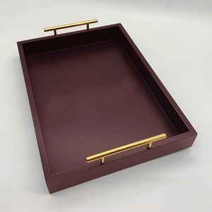 Plateau de service rectangulaire en bois et métal, écologique et durable, avec poignée dorée, design moderne et luxueux pour la maison, l'hôtel et la table. - Product Image 2