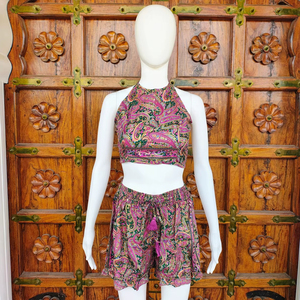 ชุดเซ็ตผ้าซาตินพิมพ์ลายเพสลีย์สไตล์โบฮีเมียนสำหรับผู้หญิง เสื้อครอปคอ halter และกางเกงขาสั้นเอวยางยืด เหมาะสำหรับใส่เที่ยวทะเลในช่วงฤดูร้อน - Product Image 1