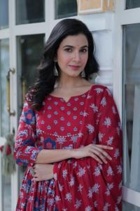 Costume Anarkali prêt-à-porter en coton rouge avec des motifs floraux imprimés - Product Image 4