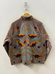 Chaqueta de Terciopelo Bordada a Mano con Diseño Étnico, Chaqueta Corta Estilo Suzani con Bordado Floral Vintage para Mujer, Ropa de Abrigo de Invierno de Diseñador - Product Image 2