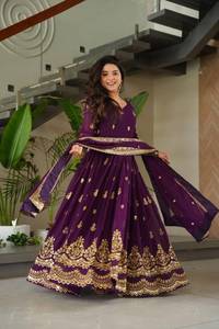 Robe Anarkali de luxe brodée Zari pour femmes, tenue ethnique richement ornée avec dupatta, collection pour mariage. - Product Image 2