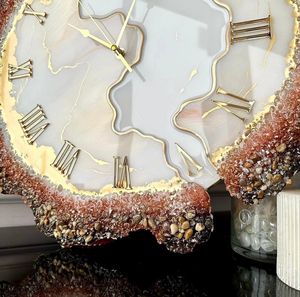 Horloge murale analogique moderne en résine de quartz, chiffres romains, décorative, irrégulière, pour salon et décoration intérieure - Product Image 4