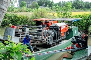 Moissonneuse-batteuse sur chenilles diesel 120 CV DC-120X pour riz, grande capacité, largeur de travail 3000 mm, haute performance - Product Image 3