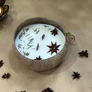 Vente en gros de bougie d'art parfumée à la main en cire de soja Coco-Eco en forme de fruit de noix de coco pour les fêtes de la Saint-Valentin et de Noël - Product Image 2