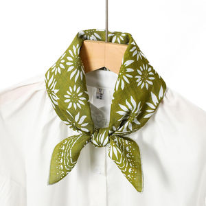 Bandanas personnalisées en gros pour femmes, en stock, imprimées en soie et polyester, foulards en satin de soie avec logo, bandanas carrés imprimés sur mesure pour femmes - Product Image 3