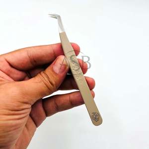 Pinza para Extensión de Pestañas en Color Marrón Desnudo con Ángulo de 65 Grados, con Corazón en el Mango, de Acero Inoxidable, con Logotipo Personalizado - Product Image 6