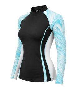 เสื้อแรชการ์ดแขนยาวสำหรับผู้หญิง Glamour Plus สีดำพิมพ์ลายคลื่นสีน้ำเงิน ผ้าสแปนเด็กซ์โพลีเอสเตอร์ ป้องกันรังสียูวี - Product Image 4