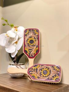 Brosse à cheveux en bois peinte à la main vintage personnalisée pour les tresses luxueuses Peigne à cheveux en bambou de style occidental pour unisexe - Product Image 3