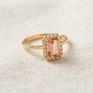 แหวนหมั้นเพชรทรงเอเมอรัลด์ประดับมอร์แกไนต์สีชมพู ดีไซน์รัศมี ทองคำ 18K สำหรับผู้หญิง - Product Image 3