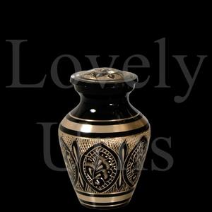 Urnas funerarias ornamentadas en negro y latón, grabadas, en 2 tamaños, medianas para adultos, para guardar cenizas como recuerdo. - Product Image 4