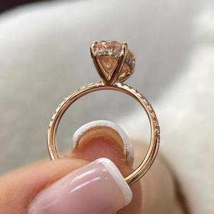 Anillo de Compromiso con Diamante Ovalado Rosa de Lujo con Piedras Laterales Redondas, Anillo Halo de Oro Rosa de 14K, Regalo de Aniversario, Joyería Fina para Novia - Product Image 2