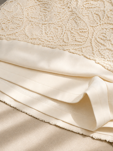 Minifalda de encaje color crema de cintura alta para mujer, diseño ODM OEM, con cintura de satén en contraste, estilo retro francés, elegante para verano, VIVIEN - Product Image 5