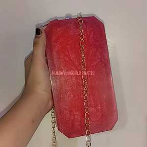 กระเป๋าคลัทช์เรซิ่นสีแดงสุดหรู ประดับด้วยคริสตัลรูปดอกไม้ ผลิตด้วยมือสำหรับงานแต่งงาน งานปาร์ตี้ และงานเฉลิมฉลองต่างๆ - Product Image 4