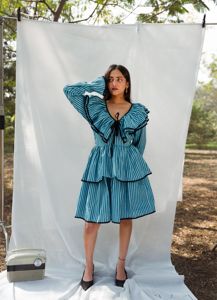 Vestido midi de poliéster tejido a la moda con rayas y volantes en las mangas, estilo occidental, corte A, cintura imperio, ajuste holgado, informal, para verano. - Product Image 3
