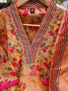 Kurti traditionnel fait main avec pantalon droit et dupatta à imprimé numérique - Product Image 5