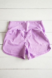 Nouveauté : Shorts de yoga sportifs pour femmes avec logo personnalisé, taille haute, respirants, en molleton tissé, extensibles et de qualité supérieure - Product Image 4