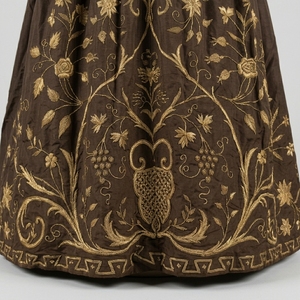 Túnica litúrgica de terciopelo marrón con bordado dorado de diseño personalizado, vestimenta floral hecha a mano para iglesia - Product Image 6