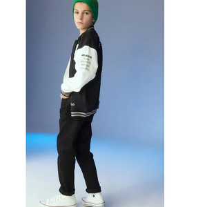 Veste universitaire unisexe noire et blanche avec logo brodé sur la manche gauche, coupe classique, col rabattu, vêtement décontracté pour l'automne - Product Image 4