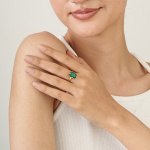 Fabricante Mayorista de Anillos de Compromiso de Oro Amarillo de 18K Hechos a Mano con Esmeralda de Una Sola Piedra, Joyería de Última Tendencia - Product Image 4