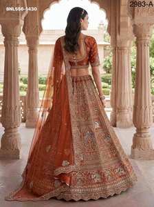 Ensemble de mariage ethnique le plus récent en soie Gadhwal de créateur, avec broderies et strass, comprenant un Lehenga, un Choli et un Dupatta - Product Image 3