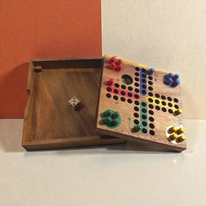 Juego de Mesa Ludo de Madera Hecho a Mano con Fichas Coloridas, Diversión Familiar Perfecta y Estrategia Moderna para Todas las Edades - Product Image 2