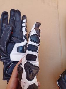 Guantes de moto verdes y negros Guantes de carreras protectores de cuero de vaca Premium Equipo de motocicleta de carreras duradero Agarre cómodo - Product Image 3