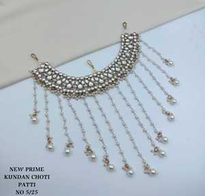Bijou de tête de mariée indien traditionnel CZ Choti Patti en gros, avec pampilles perlées multi-brins, ornement capillaire de mariage - Product Image 2