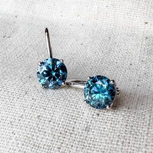 Pendientes de moissanita azul Londres, cada uno con 2 quilates, pendientes de diamantes de color en plata 925, joyería minimalista, fabricante de la India. - Product Image 2