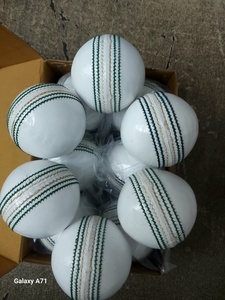 Balle de cricket en cuir blanc – Qualité professionnelle pour matchs – Balle de cricket blanche haut de gamme avec revêtement en cuir véritable – Vente en gros - Product Image 4