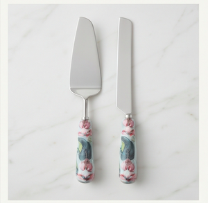 Juego de utensilios para servir pasteles de acero inoxidable con mangos de madera pintados con motivos florales, perfecto para bodas, regalos y ocasiones especiales. - Product Image 1
