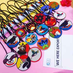 Collar con Colgante de Águila Hecho a Mano con Cuentas Negras, Blancas, Marrones, Amarillas, Naranjas y Rojas, Cordón Largo para Uso Artístico y Cultural - Product Image 3